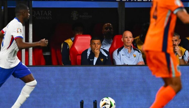 Kylian Mbappé stays on bench